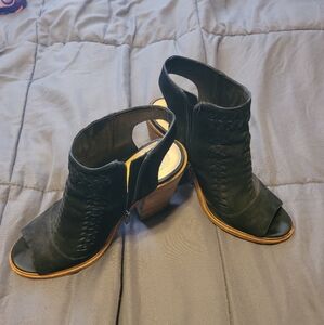 Vince Comuto black suede open toe size 10 sandal